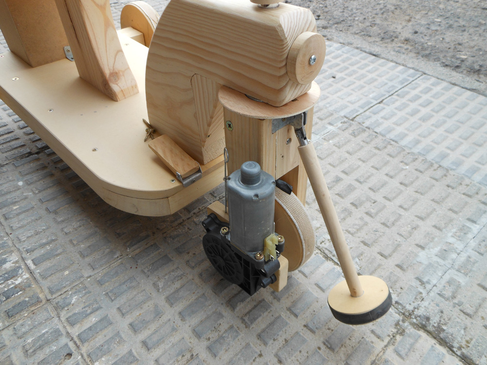 TRICICLO CASERO DE MADERA CON MO